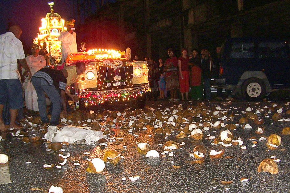 broken-coconuts-panguni-uthiram-tanah-rata