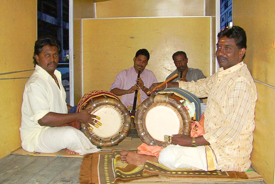 indian-musicians-car-panguni-uthiram-tanah-rata