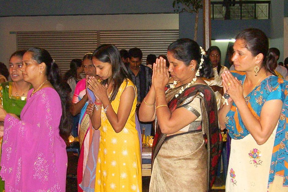 indian-women-praying-panguni-uthiram-tanah-rata