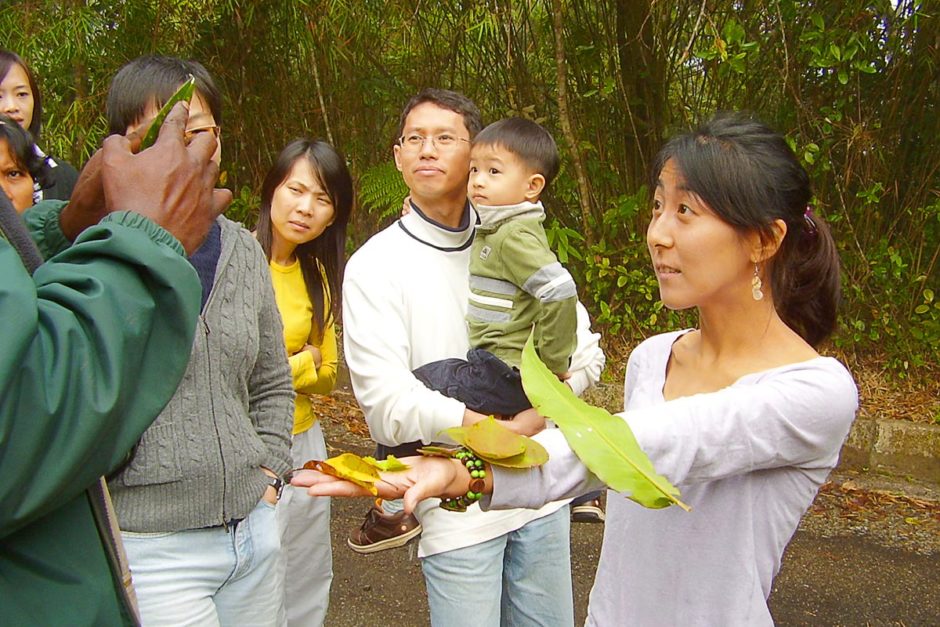 Masayo was volunteered to assist Kumar's plant lecture.