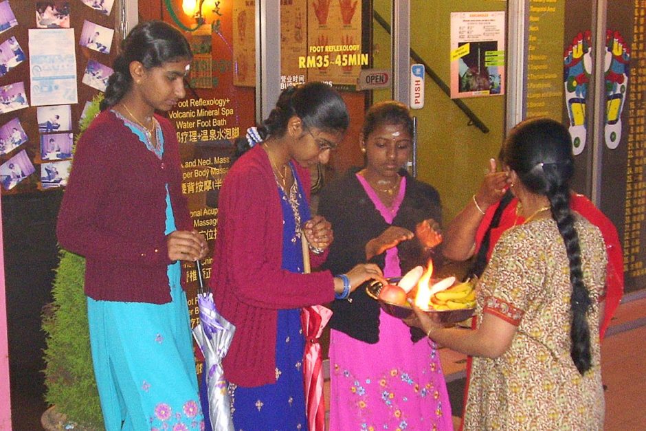 women-flaming-fruit-panguni-uthiram-tanah-rata