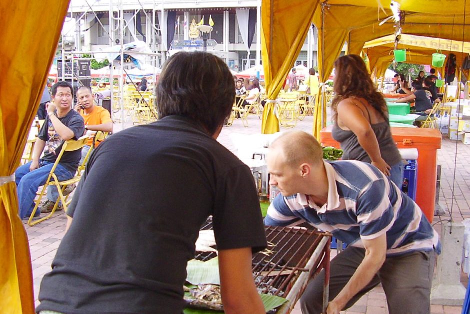 jeremy-helping-carry-grill-chumphon-bike-week-2008