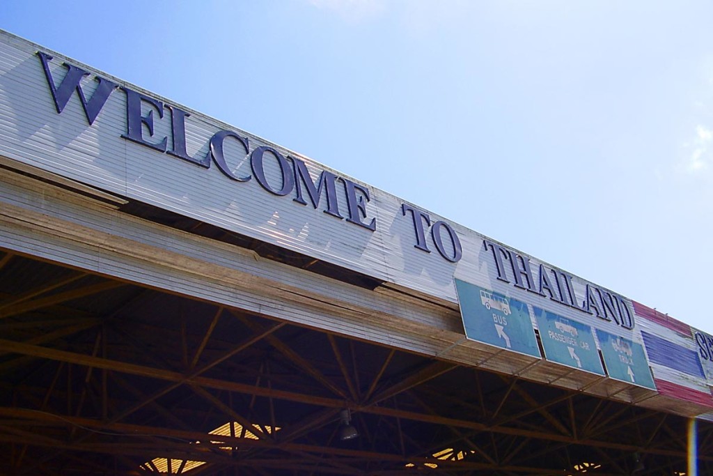 welcome-to-thailand-sign-malaysia-border