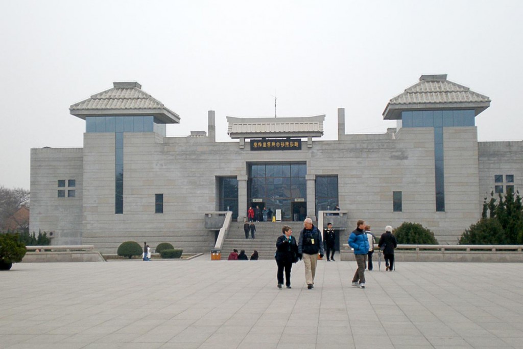 terra-cotta-army-xian-main-building-outside-plaza