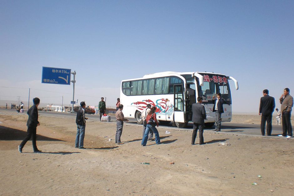 bathroom-break-dunhuang-golmud-shina-bus-desert