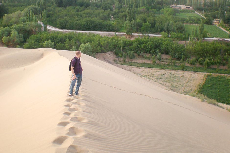 jeremy-looking-dunhuang-dune-desert-tree-view-china