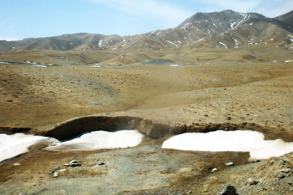 snow-patches-altun-mountains-china