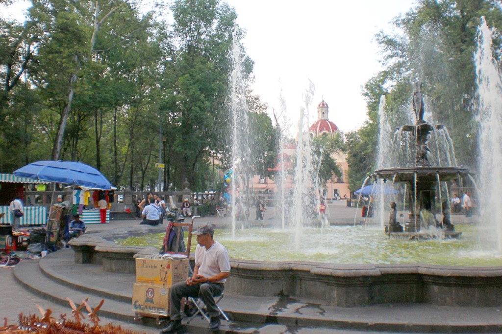 fountain-in-park-mexico-city