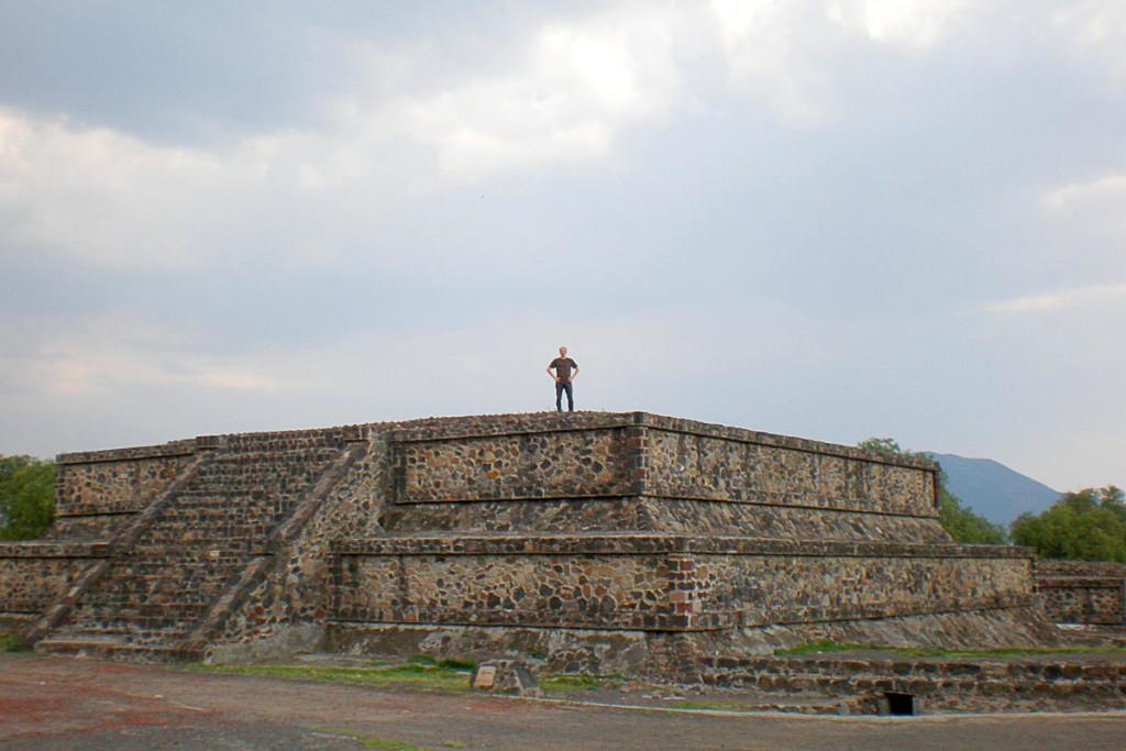 jeremy-atop-teotihuacan-building