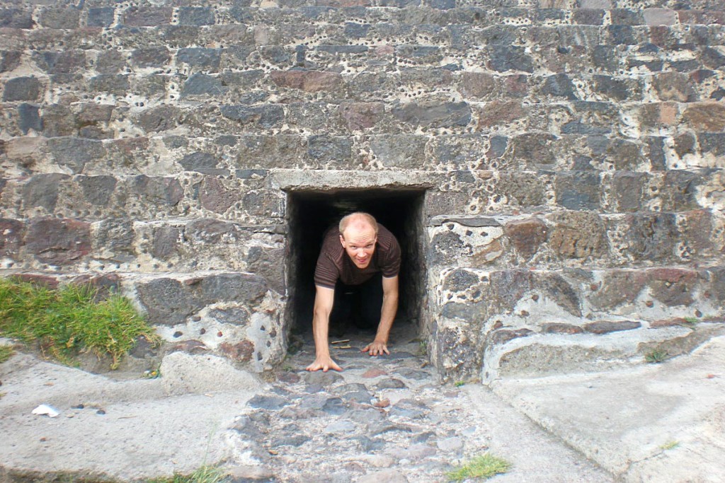 jeremy-crawling-tunnel-teotihuacan