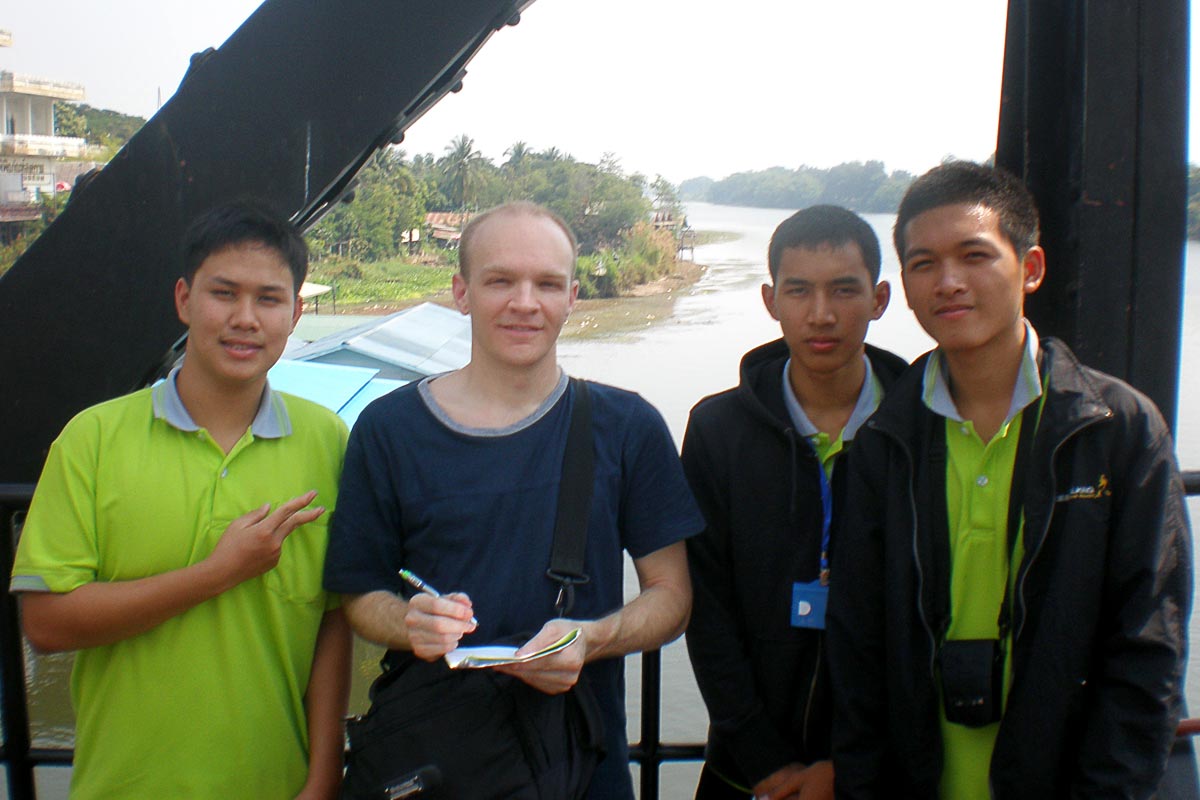 jeremy-thai-students-bridge-river-kwai