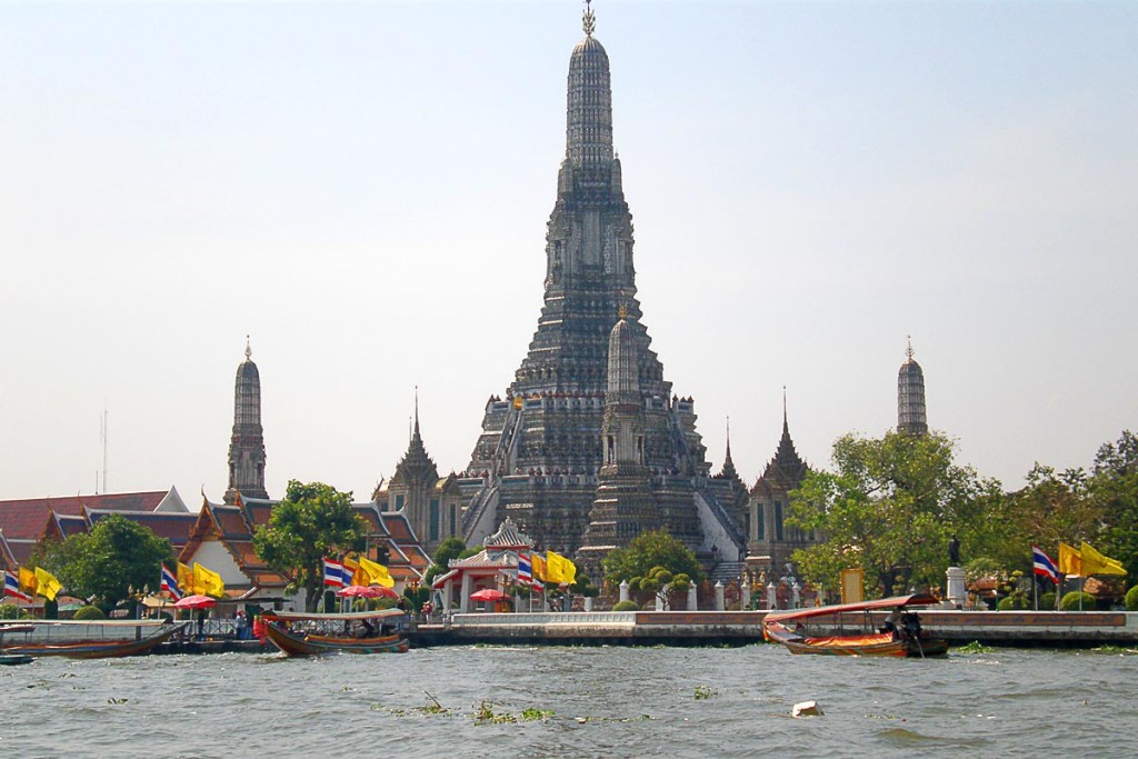 wat-arun-sunny-day-bangkok-thailand