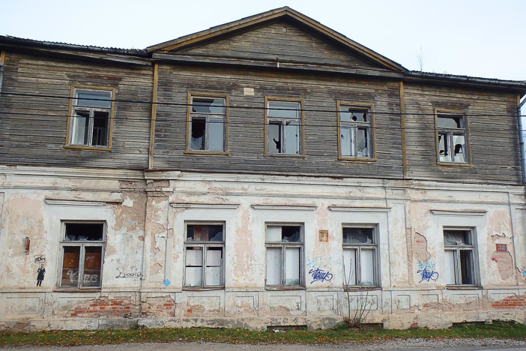 abandoned-wooden-building-tartu-estonia