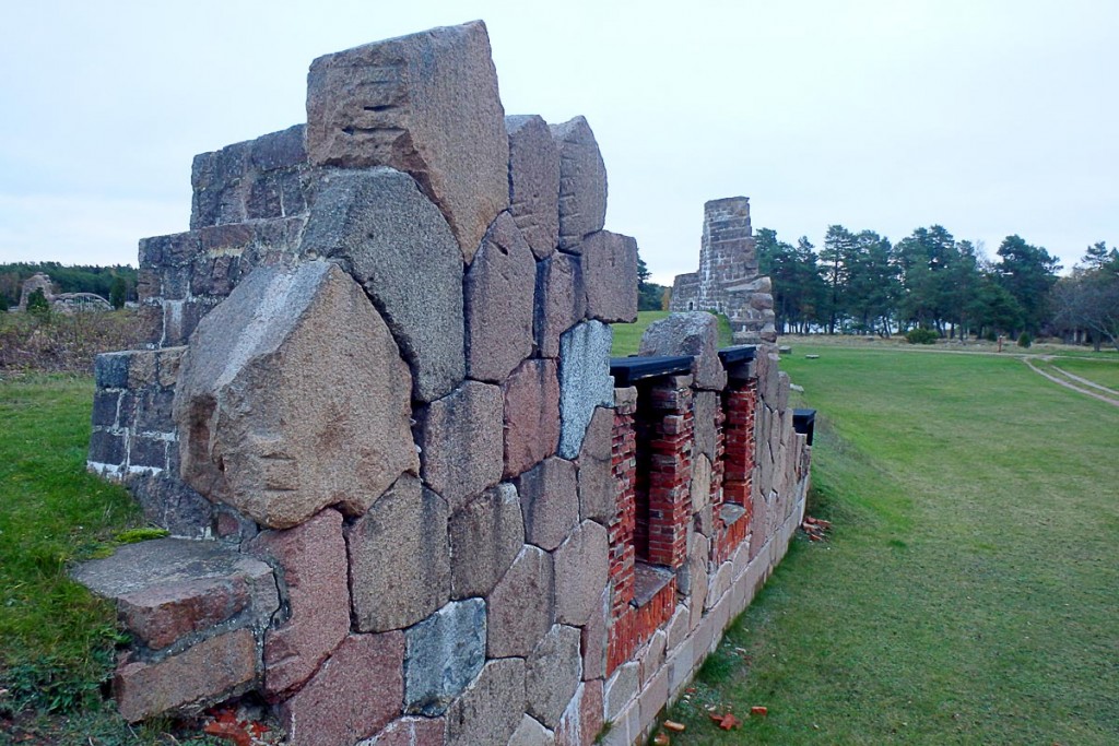 bomarsund-wall-and-field-aland-islands