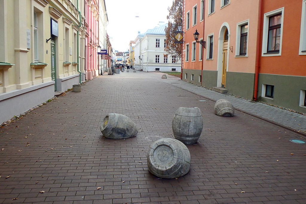 broken-barrel-street-sculpture-art-tartu-estonia