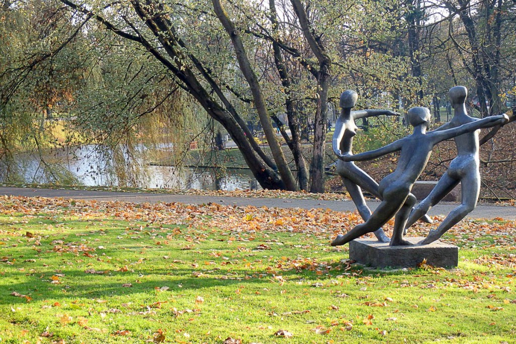 dancing-female-statues-park-riga-latvia