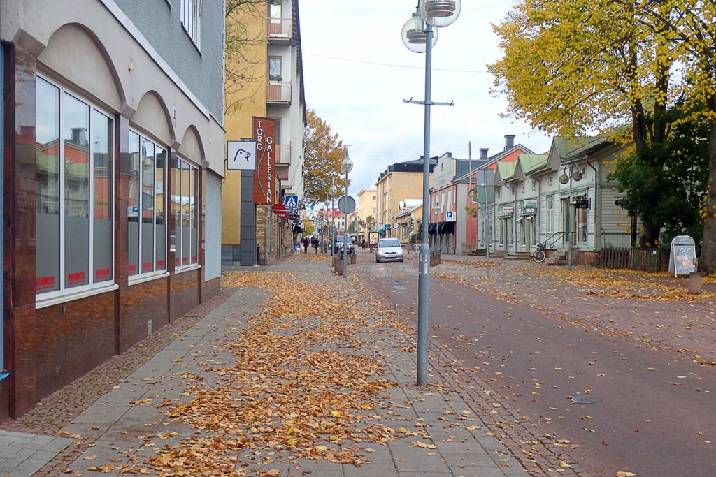 downtown-mariehamn-afternoon-leaves-autumn