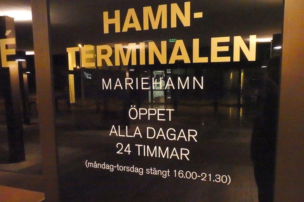 Sign indicating that the ferry terminal in Mariehamn was closed until evening