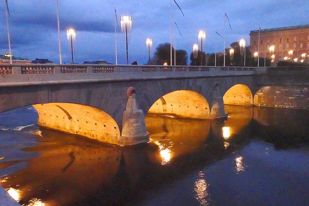 helgeandsholmen-bridge-at-dusk-stockholm