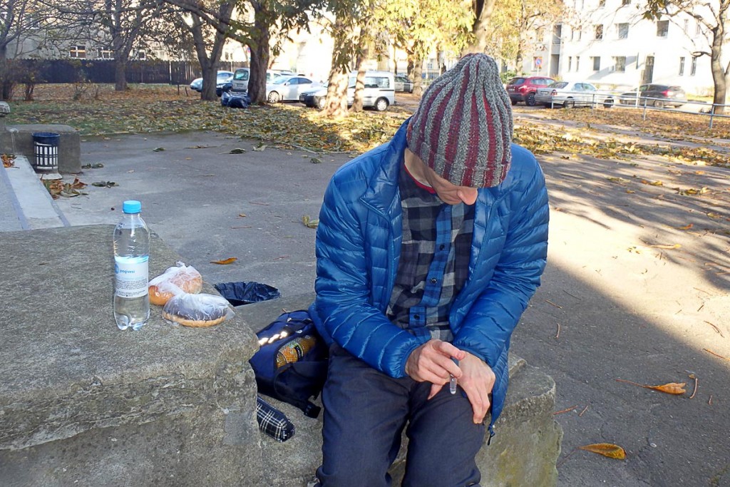 Injecting Humalog outside a gymnasium in Tallinn