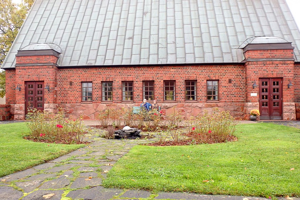 Our lunchtime picnic in the courtyard of S:t Görans Kyrka in Mariehamn