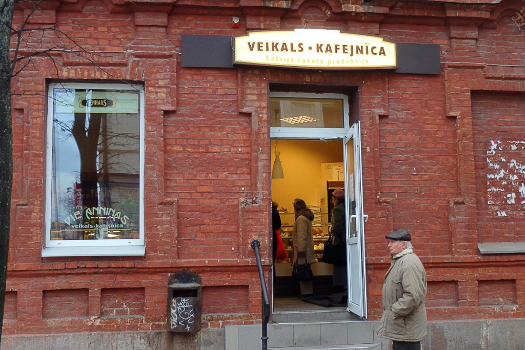 Old man outside Veikals Kafejnīca in Daugavpils