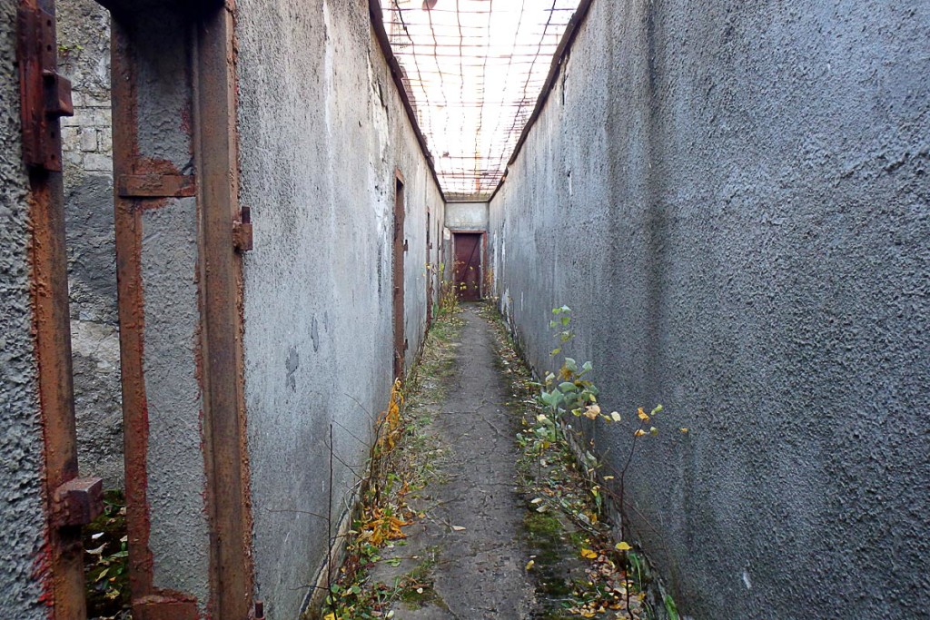 outside-exercise-corridor-patarei-prison