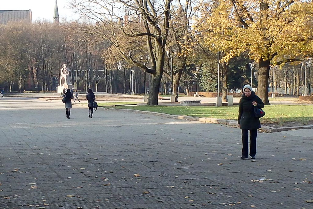 pedestrians-in-riga-latvia-park