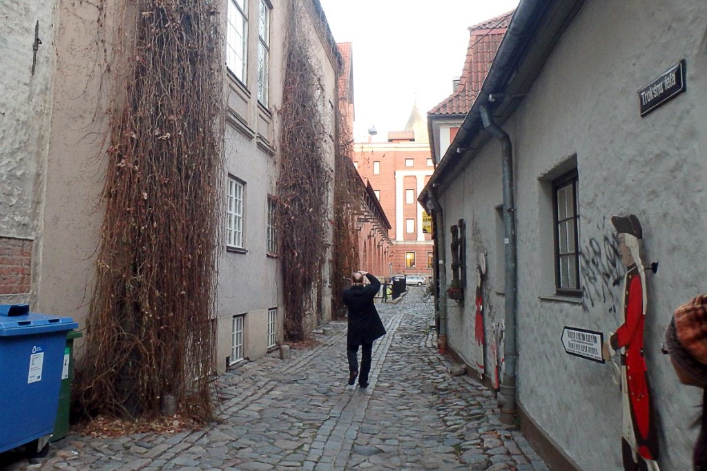 photographer-walking-in-riga-latvia-alley