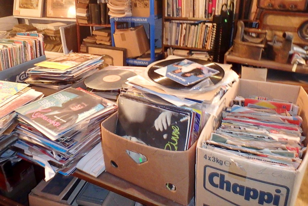 Some gear-ass stuff in an antique shop in Tartu. Kinda wish I'd bought that John Prine.