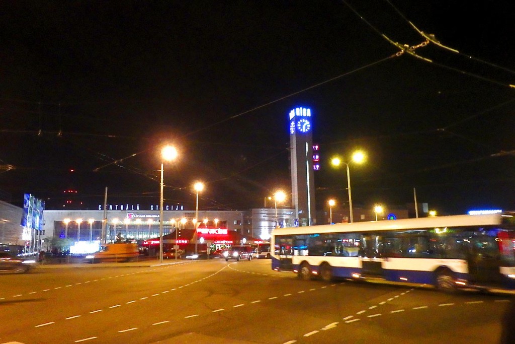 riga-clock-tower-intersection-at-night