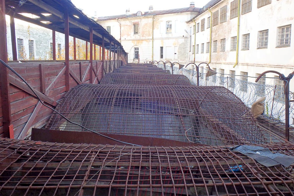 rusty-cage-covers-outside-yard-patarei
