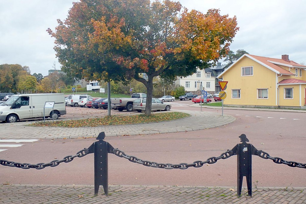 sailor-figure-fence-mariehamn-ferry-terminal