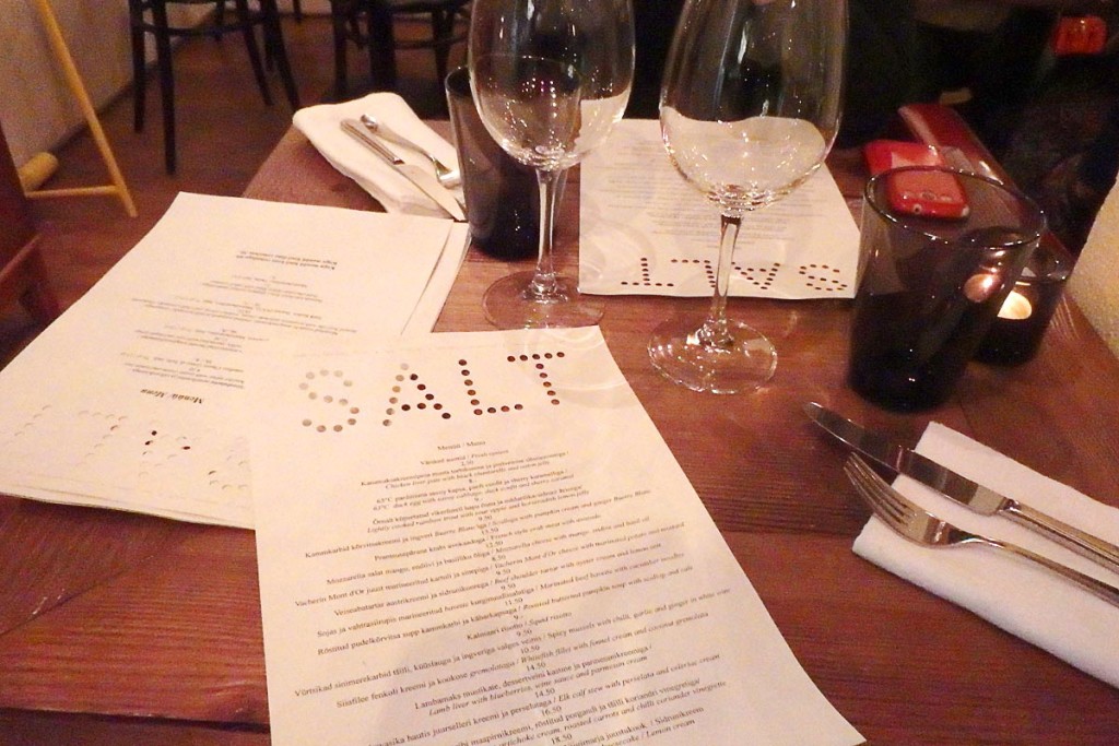 salt-restaurant-tallinn-menus-and-glasses