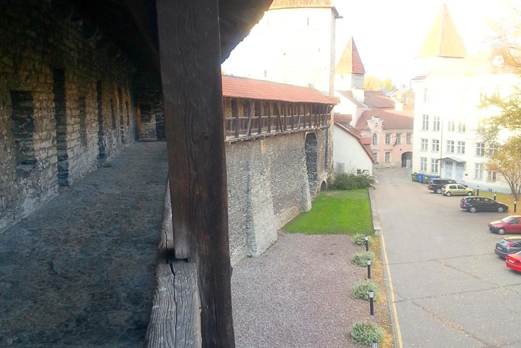 tallinn-old-town-wall-and-street