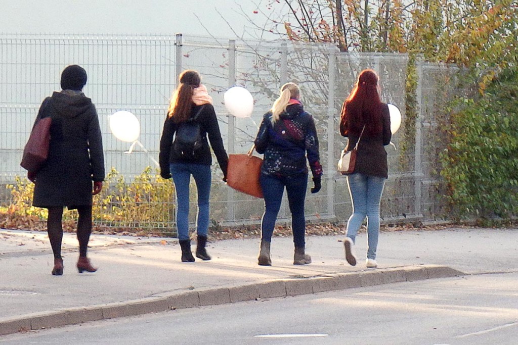 three-girls-with-balloons-tartu-estonia