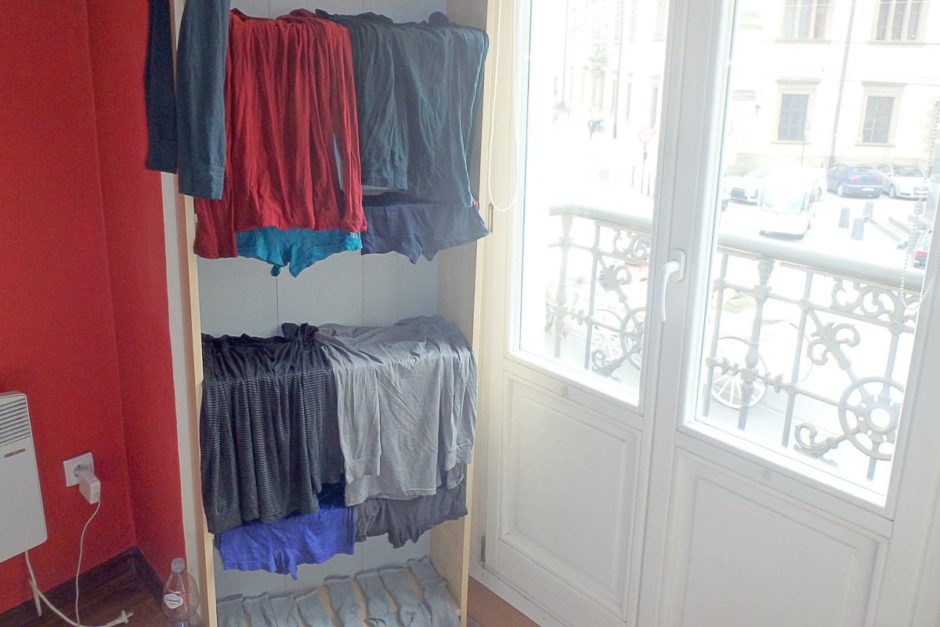 I used these bookshelves in the room to dry my clothes.