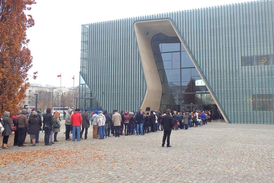 People lined up to get into the Museum of the History of Polish Jews.