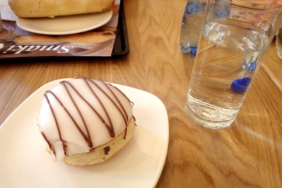 Doughnut and water for lunch. Not enough, but the persistent highness had made me not hungry for the time being.