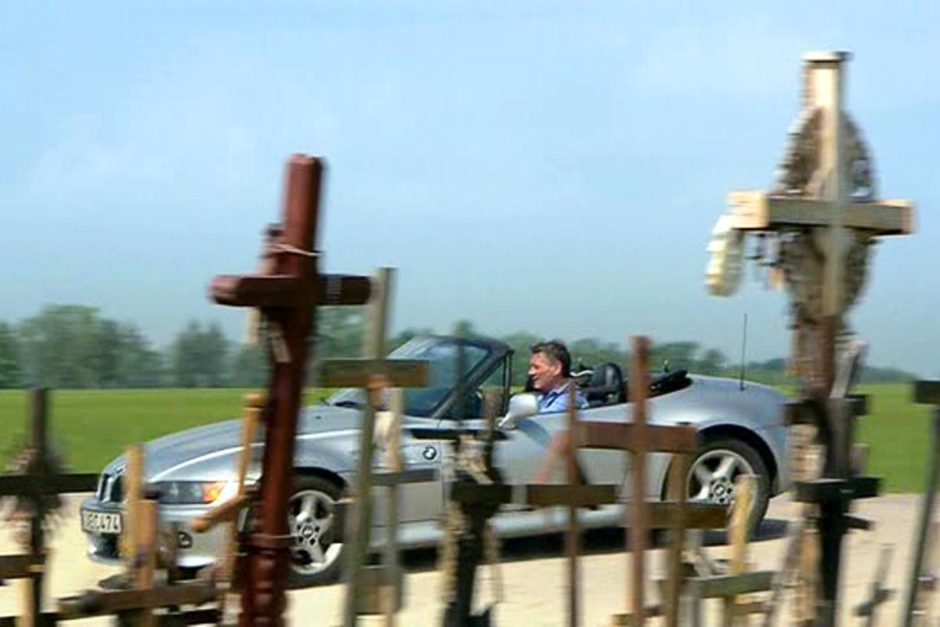 michael-palin-convertible-driving-hill-crosses-lithuania