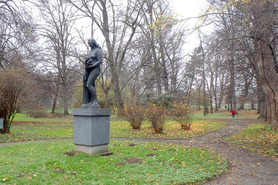 What would a large garden be without a nekkid lady statue? This one looks like she's holding a bag of golf clubs.