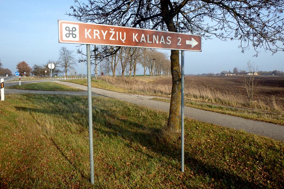The sign on the main road about 10 km north of Šiauliai. "Kryžių kalnas" is the Lithuanian term for the site.