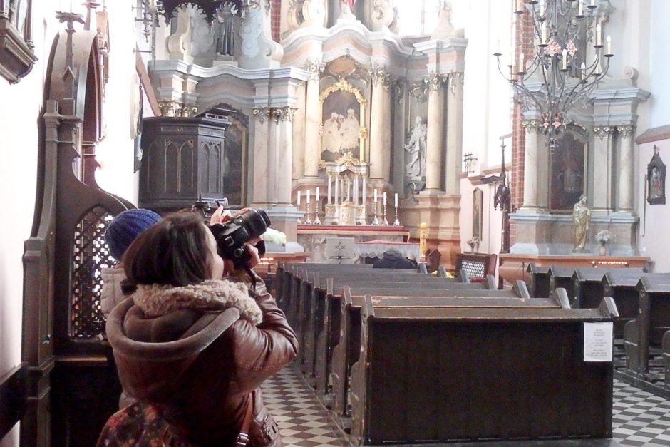 woman-taking-photo-st-annes-church-vilnius