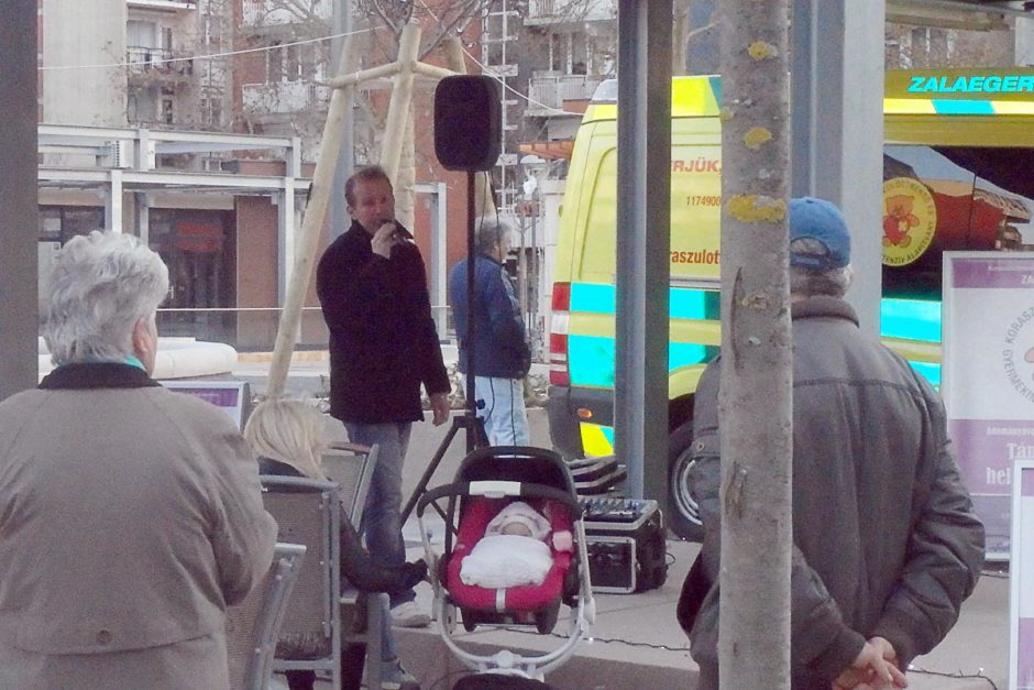 Live singer at the Christmas market in otherwise quiet Zalaegerszeg.