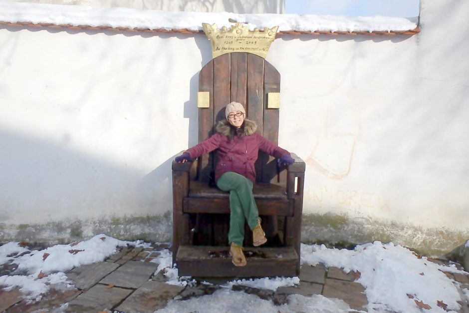 Masayo found a big chair and assumed it belonged to her.