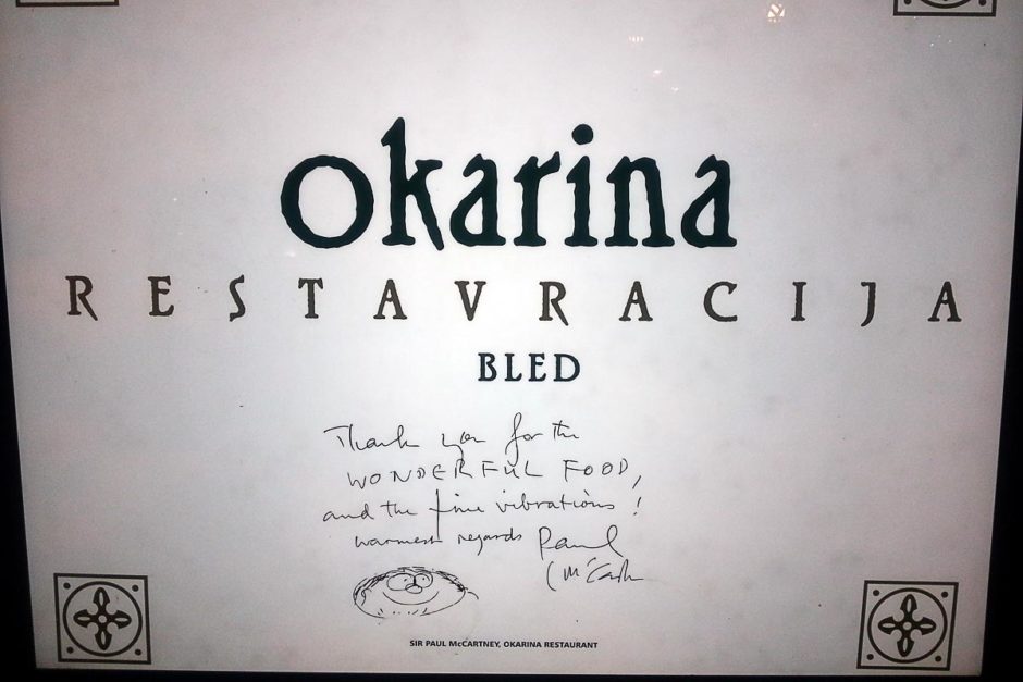 Okarina even added Paul's note to two sides of their sign outside.
