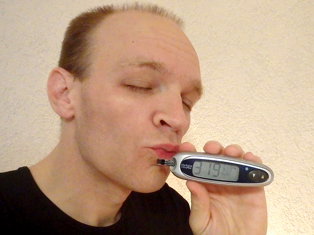#bgnow 319 after dinner, and a sarcastic kiss. The bread may have been a bit thicker than I thought, and the dessert certainly so. So, not too surprising and hence not too upsetting a blood sugar.