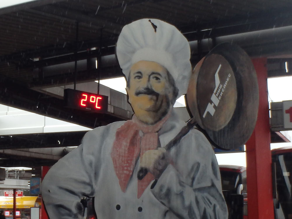 Chef figure with 2ºC sign and falling snowflakes at Niš bus station