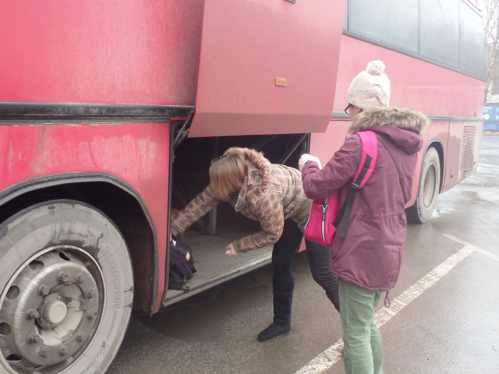 Masayo putting her bag under the bus from Novi Sad