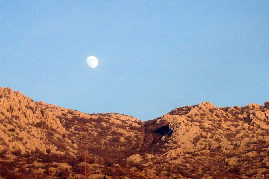 And on the other side, the moon. It was quite a nice bus ride.